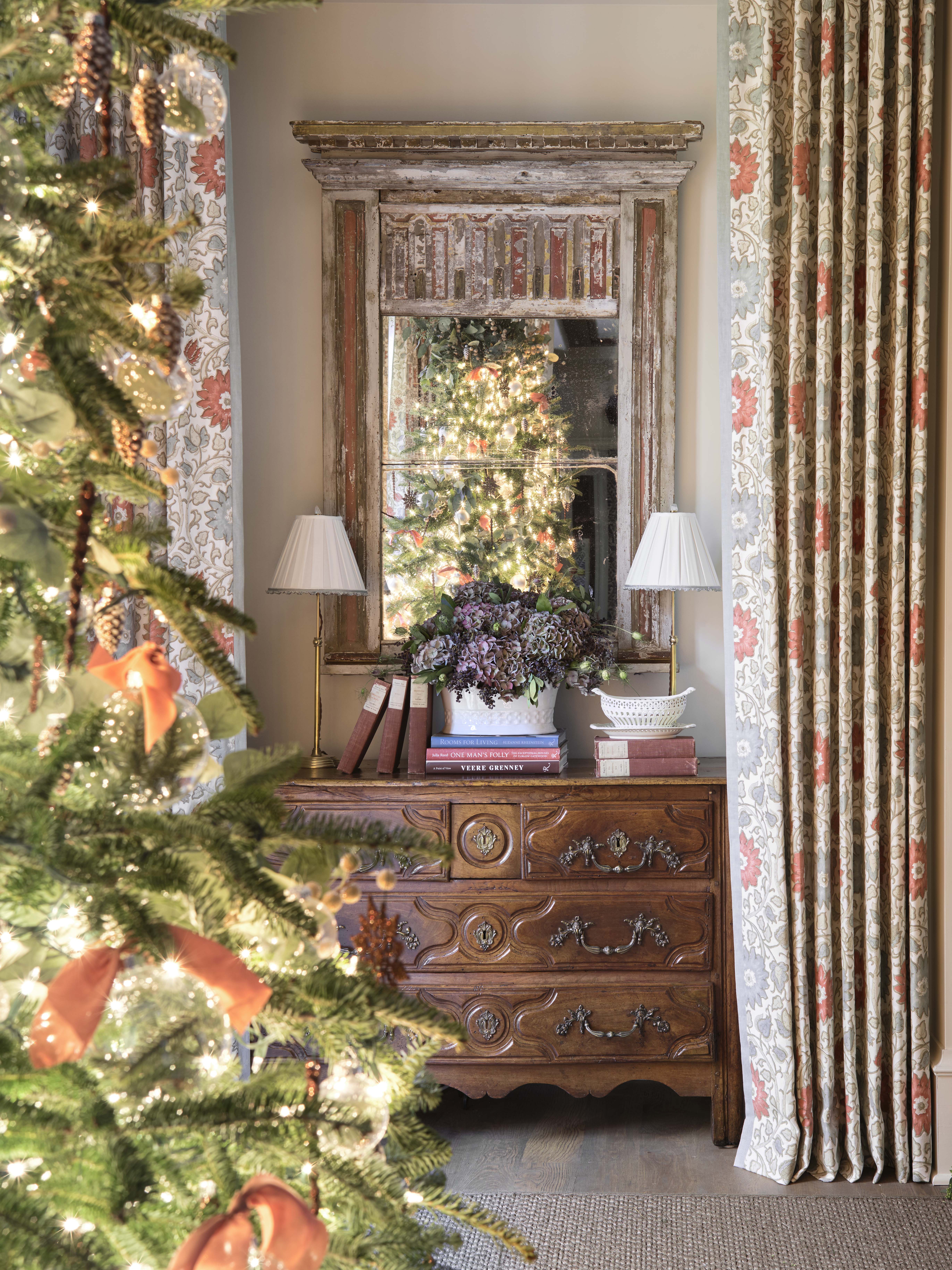 Living Room design by Lauren DeLoach in the Home for the Holidays Designer Showhouse on Stuffy Muffy.